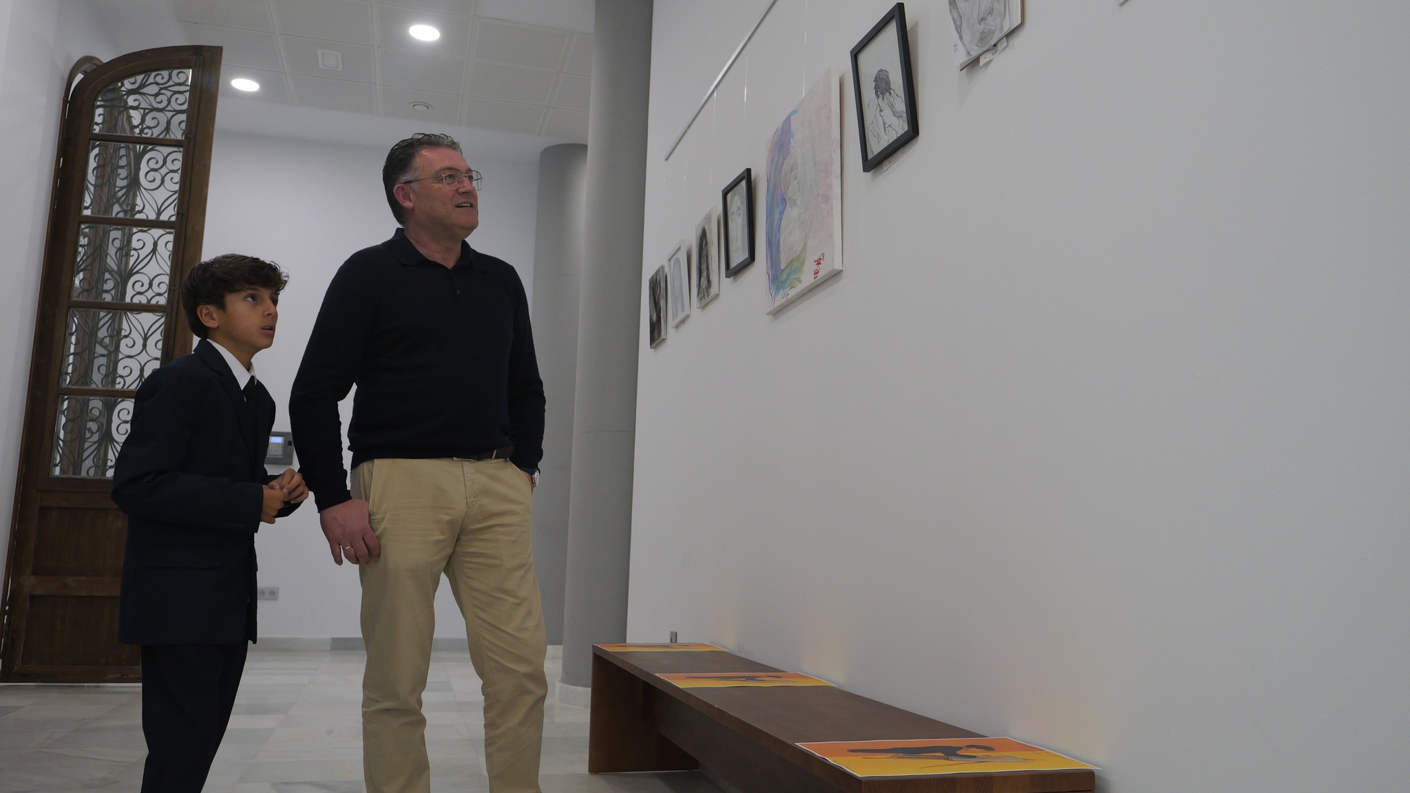 La exposición de Hugo Prados clausura en Berja tras sorprender con su serie “Ojos”